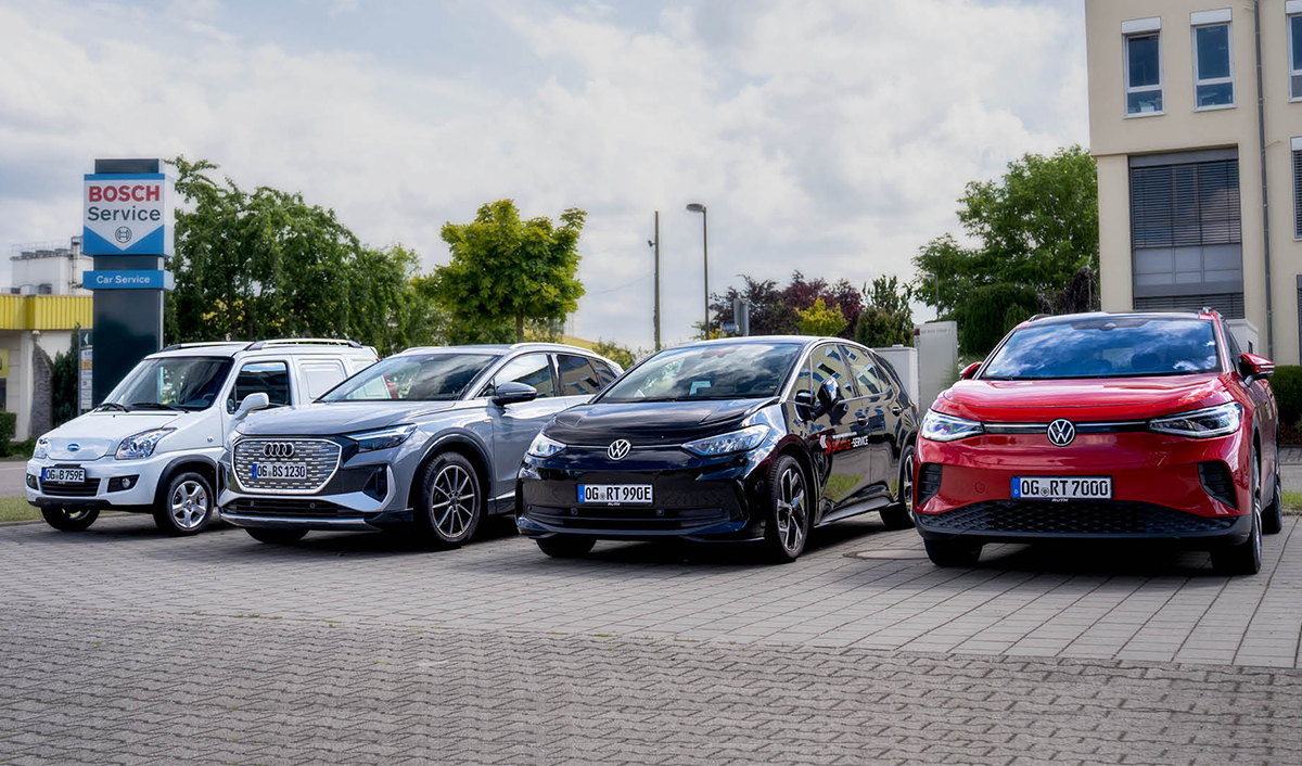 vier verschiedene Modelle stehen am Parkplatz